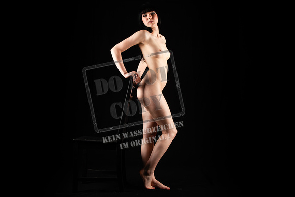 Aktposen auf einem Stuhl - Nude poses on a chair
